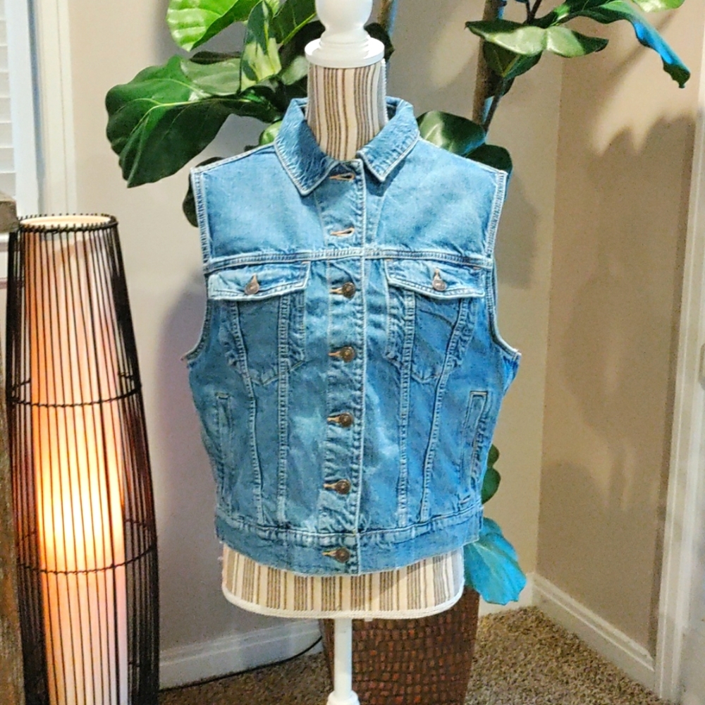 American Eagle | Denim Vest.